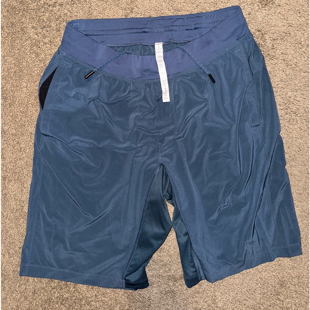 Lululemon workout shorts great condition Size L, inseam 9